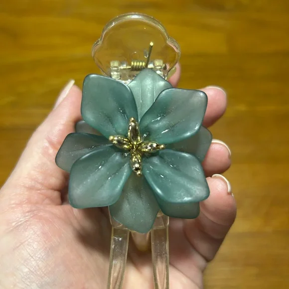 BOGO Floral Hair Clip - Picture 2 of 7